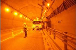 一般国道5号 七飯町 大沼トンネル情報ボックス補修工事 施工中トンネル内片側交互通行規制